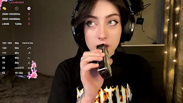 Snapshot of Meowluly chatting on 02.04.26 Meowluly online show from 02.04.26