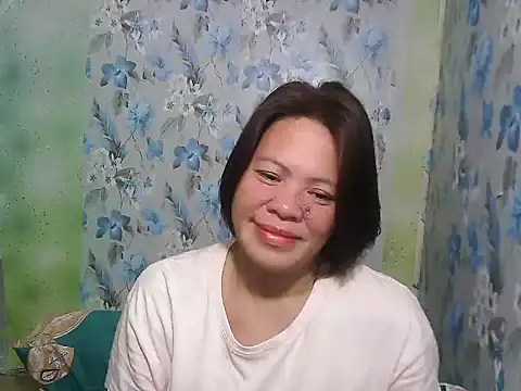 Snapshot of Smilinglovely chatting on 12.22.25 Smilinglovely online show from 12.22.25