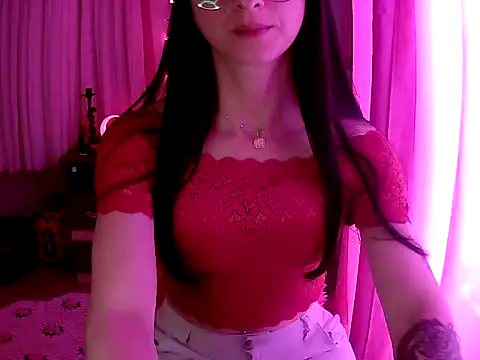 Snapshot of MissDominicc chatting on 12.19.25 MissDominicc online show from 12.19.25