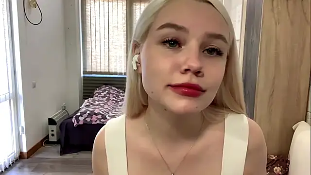 Snapshot of MistikMinx chatting on 11.27.25 MistikMinx online show from 11.27.25