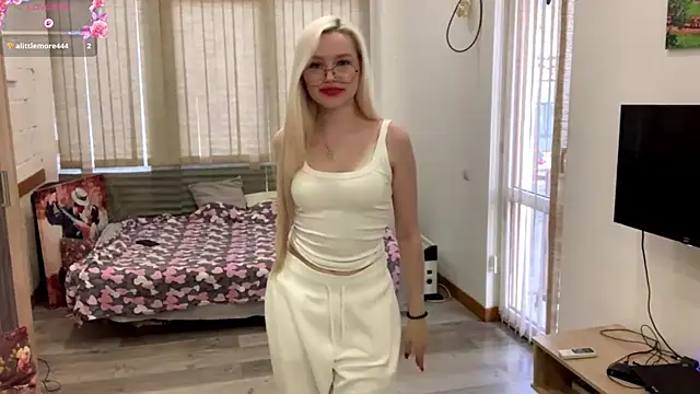 Snapshot of MistikMinx chatting on 12.17.25 MistikMinx online show from 12.17.25