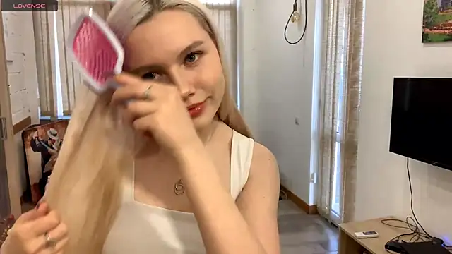 Snapshot of MistikMinx chatting on 12.20.25 MistikMinx online show from 12.20.25