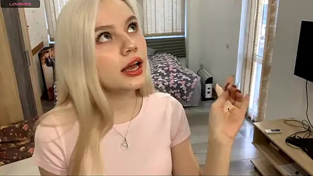 Snapshot of MistikMinx chatting on 12.21.25 MistikMinx online show from 12.21.25