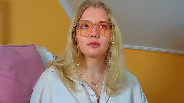 Snapshot of EmilyEvanse chatting on 02.24.26 EmilyEvanse online show from 02.24.26