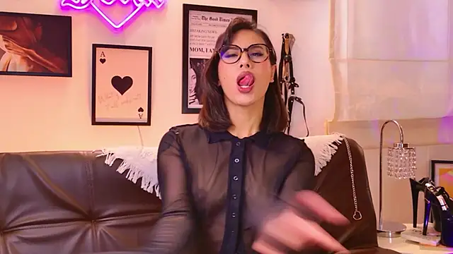 Snapshot of Rue_Bellafire chatting on 12.04.25 Rue Bellafire online show from 12.04.25