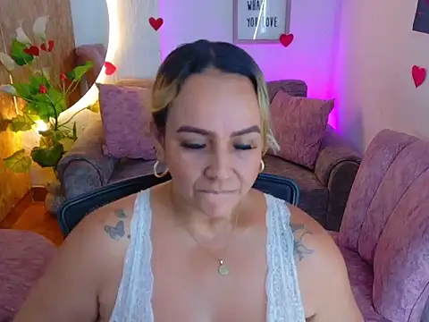 Snapshot of Aunty_milf chatting on 01.12.26 Aunty milf online show from 01.12.26