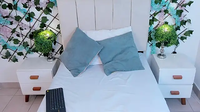 CharlotteBlossom online show from 12.01.25