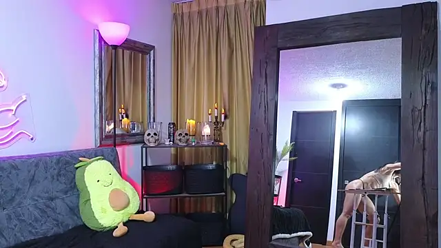 MightyLaura1 online show from 11.27.25