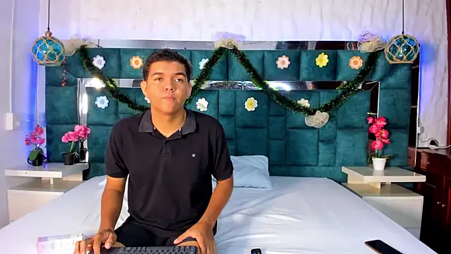 Snapshot of _bonnyandclyde chatting on 12.19.25 bonnyandclyde online show from 12.19.25