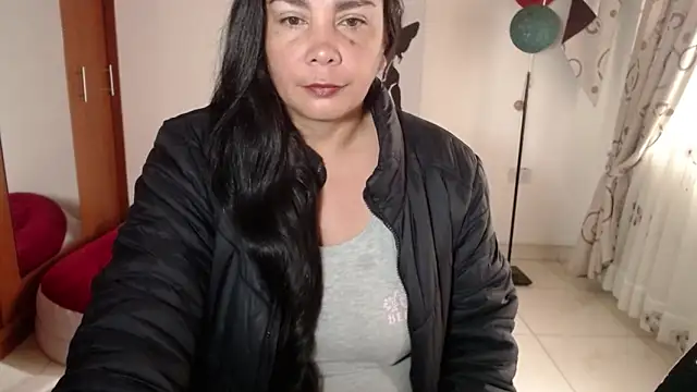 Snapshot of vivian-milf chatting on 01.06.26 vivian-milf online show from 01.06.26