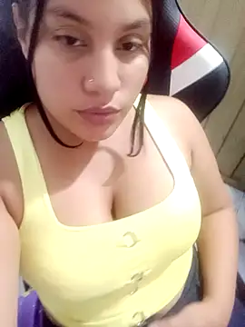 Snapshot of ZoeLove2 chatting on 12.19.25 ZoeLove2 online show from 12.19.25