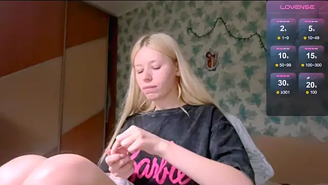 Snapshot of Barbie_Blondie chatting on 04.10.26 Barbie Blondie online show from 04.10.26