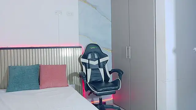 Snapshot of Liaa_walker chatting on 11.27.25 Liaa walker online show from 11.27.25