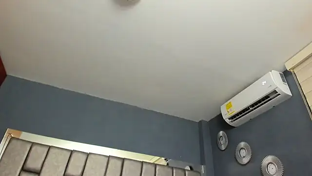 Snapshot of IsaSantoDomingo chatting on 12.13.25 IsaSantoDomingo online show from 12.13.25