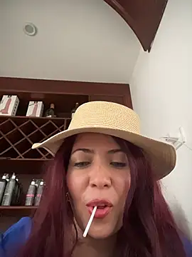 Snapshot of IsaSantoDomingo chatting on 12.19.25 IsaSantoDomingo online show from 12.19.25