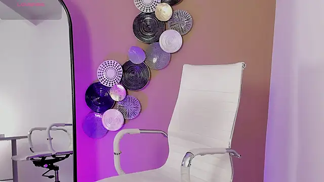 Snapshot of luna_cute__ chatting on 12.17.25 luna cute online show from 12.17.25