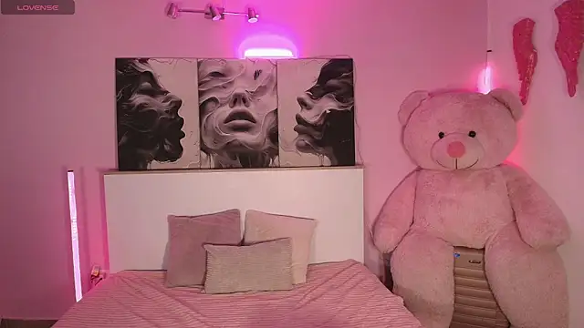 Snapshot of LindseyCoxx chatting on 02.14.26 LindseyCoxx online show from 02.14.26