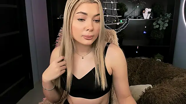 Snapshot of HyileyClark chatting on 12.14.25 HyileyClark online show from 12.14.25