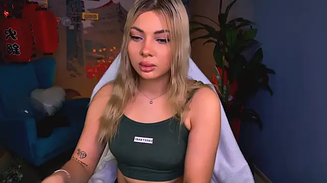 Snapshot of HyileyClark chatting on 02.24.26 HyileyClark online show from 02.24.26