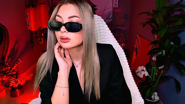 Snapshot of HyileyClark chatting on 03.24.26 HyileyClark online show from 03.24.26