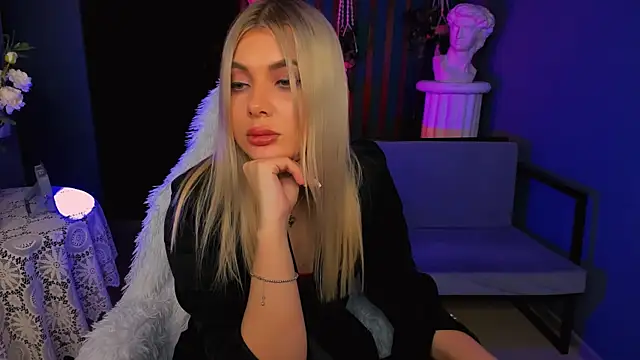 Snapshot of HyileyClark chatting on 04.15.26 HyileyClark online show from 04.15.26