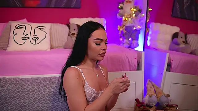 Snapshot of sashalorenzz chatting on 12.18.25 sashalorenzz online show from 12.18.25