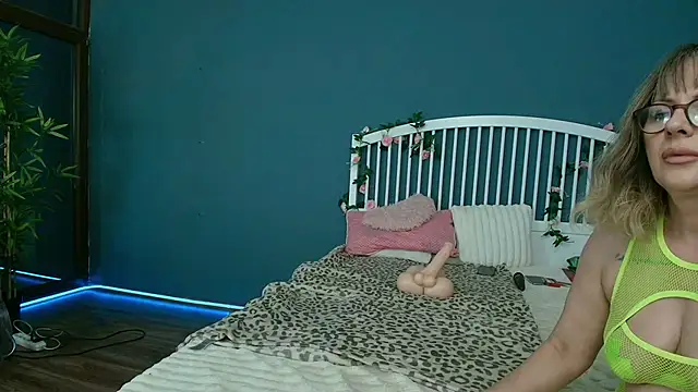 Snapshot of Cougar_Milff chatting on 06.30.26 Cougar Milff online show from 06.30.26