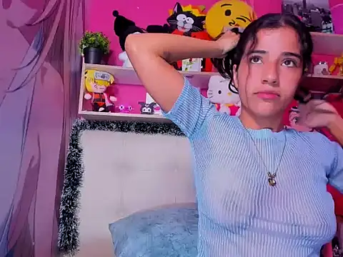 Snapshot of peachrouge chatting on 12.13.25 peachrouge online show from 12.13.25