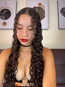 Snapshot of ZoeyFierce chatting on 12.05.25 ZoeyFierce online show from 12.05.25