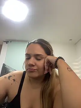 Snapshot of LoreinnFox chatting on 04.25.26 LoreinnFox online show from 04.25.26