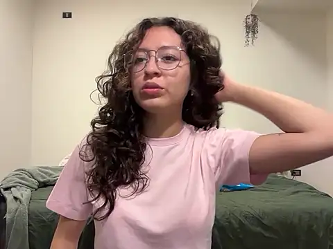 Snapshot of Alicatcua_ chatting on 06.24.26 Alicatcua online show from 06.24.26