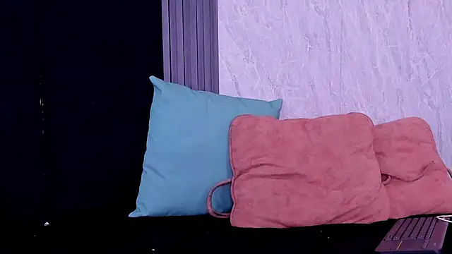 Snapshot of scarlett_jhon chatting on 12.17.25 scarlett jhon online show from 12.17.25