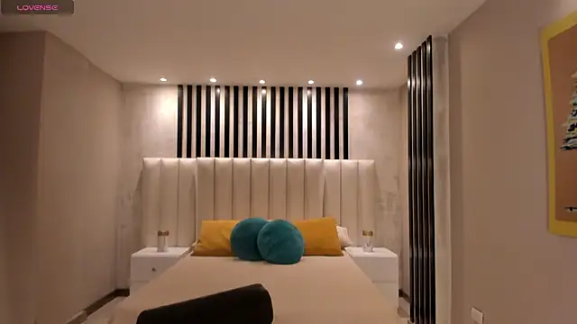 Snapshot of RossiRivers chatting on 12.18.25 RossiRivers online show from 12.18.25