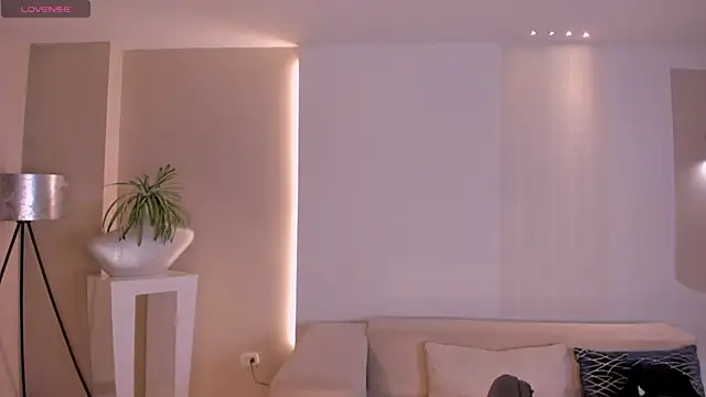 Snapshot of LisaFlowers_ chatting on 12.18.25 LisaFlowers online show from 12.18.25