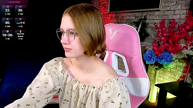 Snapshot of Mia_Mooore chatting on 12.22.25 Mia Mooore online show from 12.22.25