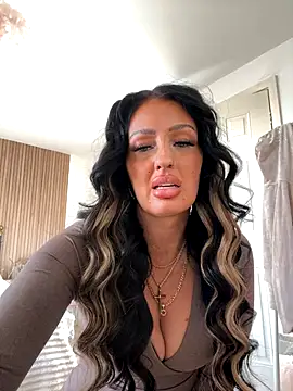 Snapshot of Lolaxox_ chatting on 12.19.25 Lolaxox online show from 12.19.25