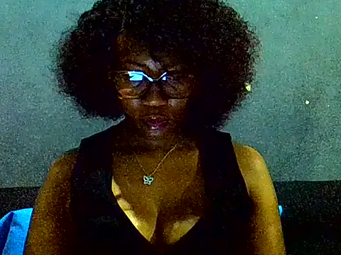 Snapshot of PreettyTee chatting on 07.17.26 PreettyTee online show from 07.17.26