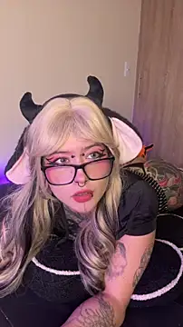 Snapshot of AryRousse chatting on 12.17.25 AryRousse online show from 12.17.25