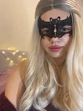 Snapshot of s4rah chatting on 12.19.25 s4rah online show from 12.19.25