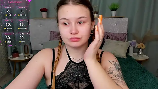 Snapshot of MilanaXHoney chatting on 02.16.26 MilanaXHoney online show from 02.16.26