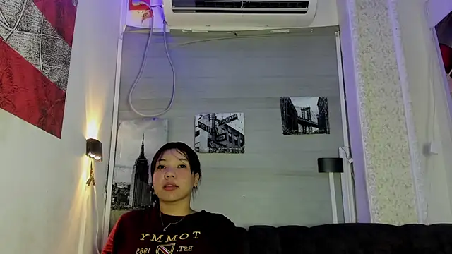Snapshot of naileth_1 chatting on 12.21.25 naileth 1 online show from 12.21.25