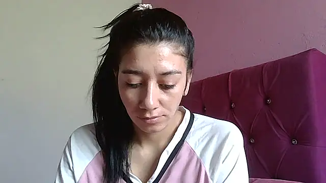 Snapshot of TaylorLove- chatting on 12.17.25 TaylorLove- online show from 12.17.25