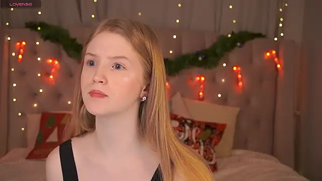 Snapshot of LilianHoward chatting on 12.21.25 LilianHoward online show from 12.21.25