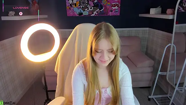 Snapshot of Victori_Fox chatting on 04.17.26 Victori Fox online show from 04.17.26