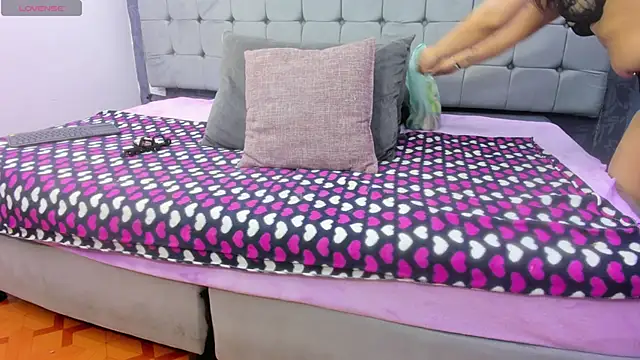 Snapshot of Messy_Karol_ chatting on 12.20.25 Messy Karol online show from 12.20.25