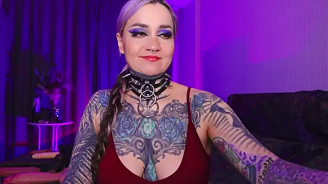 Snapshot of MistressDarkSindel chatting on 12.15.25 MistressDarkSindel online show from 12.15.25