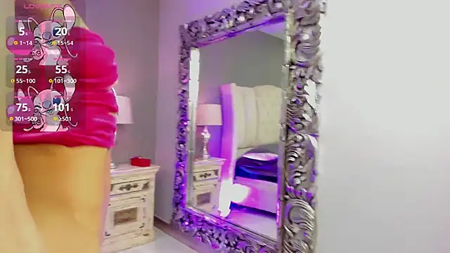 LaraSaint online show from 12.13.25