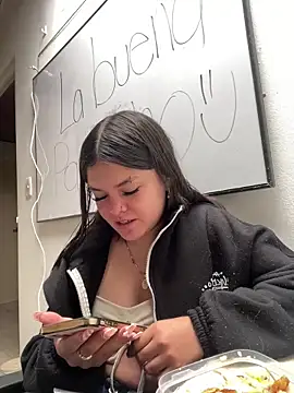 Snapshot of Camila_Duarte2 chatting on 12.17.25 Camila Duarte2 online show from 12.17.25