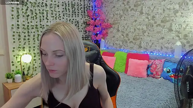 Snapshot of Gina_Gina_love chatting on 05.18.26 Gina Gina love online show from 05.18.26