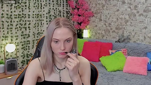 Snapshot of Gina_Gina_love chatting on 05.27.26 Gina Gina love online show from 05.27.26